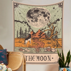 Dettaglio dell'arazzo dei tarocchi La Luna appeso con decorazioni in stile boho