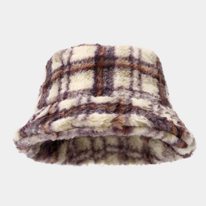 Gros plan d'un bob en peluche à carreaux, texture fausse fourrure beige, mauve et marron