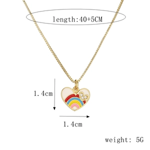 Vista detallada del collar con colgante de corazón con dimensiones y peso