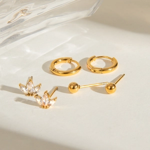 Lot de trois paires de boucles d'oreilles créoles et puces en acier doré et zircon