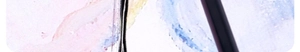 Vue détaillée du motif floral à l'aquarelle dessiné à la main sur ce parasol artistique.