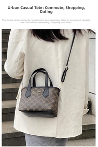 Braune Monogramm-Beuteltasche mit schwarzem Besatz, getragen als Umhängetasche