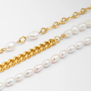 Vue macro des bracelets en perles d'eau douce naturelles et chaîne en or 18 carats
