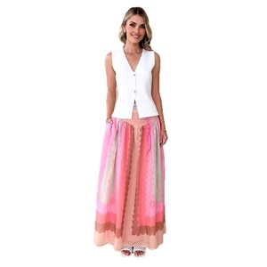 Ensemble bohème avec gilet blanc à col en V et jupe longue à imprimé fleuri rose