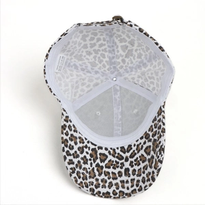 Vista interna del cappello da baseball leopardato con fodera in cotone e fibbia metallica