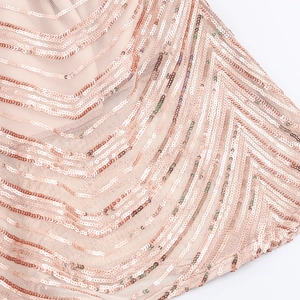 Robe de soirée sans manches en paillettes or rose avec motif en V et coupe ajustée