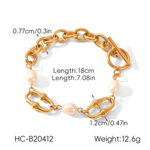 Dettaglio del bracciale a catena dorata con tre perle rosa e misure precise