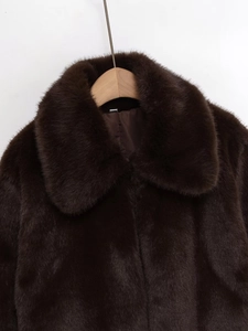 Dettaglio cappotto in ecopelliccia marrone scuro con trama morbida e colletto