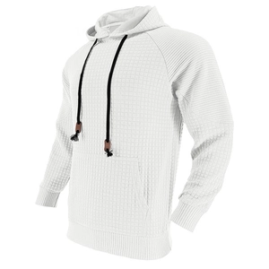 Detail eines weißen Herrenhoodies mit Waffelstruktur und Kapuzenkordeln mit Lederspannern