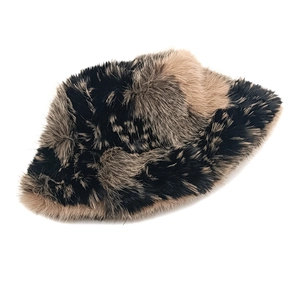 Vue détaillée d'un chapeau cloche en fausse fourrure pelucheuse à motif tacheté sombre