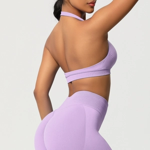 Vue macro de l'ensemble de yoga lavande sans couture avec brassière licou et legging taille haute