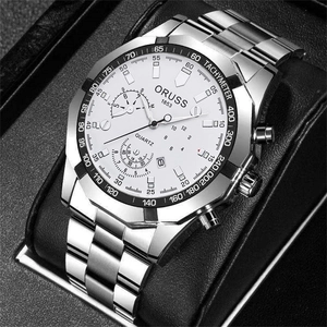 Dettaglio dell'orologio in acciaio argento con quadrante bianco in una scatola regalo in pelle