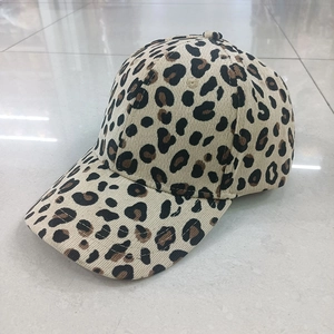 Dettaglio del cappellino leopardato con trama del tessuto di qualità e visiera curva