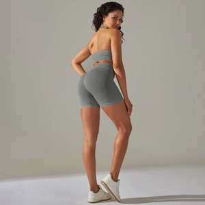Dettaglio del set yoga grigio senza cuciture in tessuto a coste con top sportivo a fascia