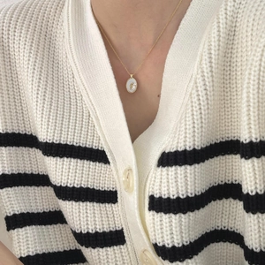 925 silver gold-plated necklace featuring an oval tulip shell pendant worn by a model
