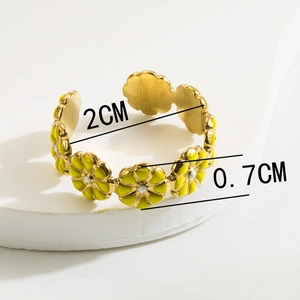Macro view of vintage gold stainless steel flower ring with 2cm inner diameter scale