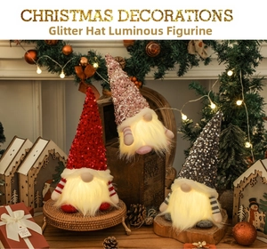 Trois gnomes de Noël lumineux avec chapeaux à paillettes dans un décor de fête chaleureux