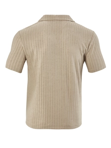 Détail de la maille texturée verticale sur le dos de ce polo pour homme de couleur beige