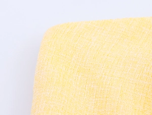 Primo piano del tessuto tweed giallo con trama intrecciata e fibre in evidenza