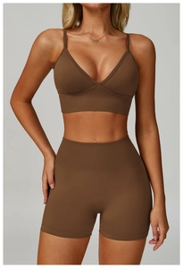Gros plan du soutien-gorge de sport marron sans couture avec maille côtelée et col en V