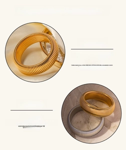 Detail der goldenen und silbernen Tubogas-Ringe aus poliertem Titanstahl-Gewebe