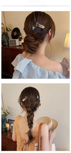 Set di fermagli per capelli con fiori blu e texture marmorea su capelli intrecciati
