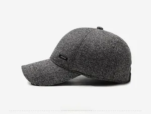 Detailansicht der grauen Wollmischung-Baseballkappe mit Kroatien-Label und Ohrenklappen