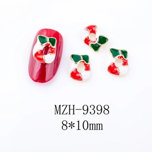 Makro-Detail von Weihnachtskranz-Nagelanhängern mit roter Schleife auf roten Nägeln