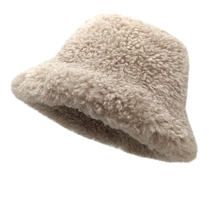 Bob en polaire sherpa beige pour femme avec texture douce et design chaud minimaliste