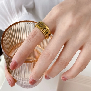 Gold rotating mahjong ring featuring traditional Zhong and Fa characters on wide band
