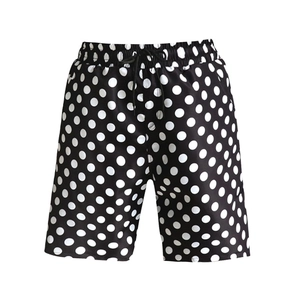 Vue à plat de short de bain pour homme noir à pois blancs avec cordon de serrage séchage rapide