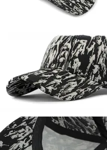 Dettaglio del cappellino mimetico bianco e nero con visiera rigida e rinforzata