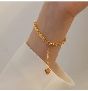 Dettaglio del bracciale a coda di fenice placcato oro 18K con ciondolo a cuore regolabile