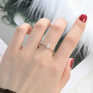 Anello minimalista in acciaio al titanio placcato oro rosa 18k con un diamante tondo
