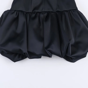 Mini-robe ballon noire en satin avec ourlet plissé et texture soyeuse et lisse