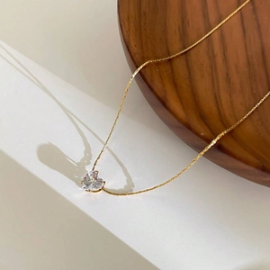 Elegant gold chain heart-shaped cubic zirconia pendant necklace with a minimalist design