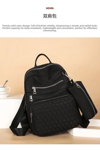 Vue détaillée du sac à dos décontracté en tissu oxford noir matelassé avec petite poche assortie.