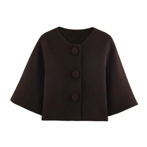 Gilet court en maille marron foncé pour femme avec boutons recouverts et col rond