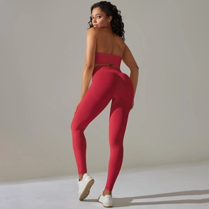 Detail eines roten nahtlosen Ripp-Yoga-Sets mit High Waist Leggings und Sport-BH