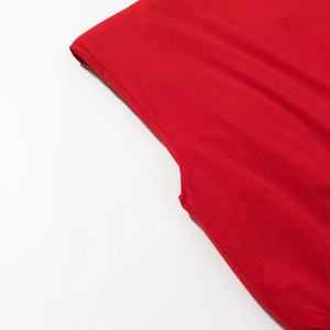 Gros plan du haut rouge à plis montrant les coutures fines et la texture du tissu