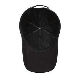 Vista interna del cappellino da baseball nero con cinturini rinforzati e fibbia regolabile