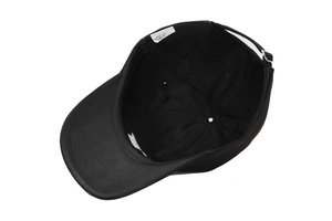Détail de la structure interne à six panneaux et du bandeau 100 % coton sur la casquette noire