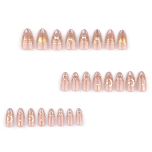 Amandel press-on nagels met zon maan goudopdruk en parels op nude basis