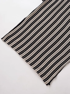 Détail du tissu en maille rayé noir et blanc montrant les coutures fines et la texture