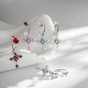 Bauchnabelpiercing-Set mit Kreuzanhängern und Zirkoniasteinen auf weißem Display