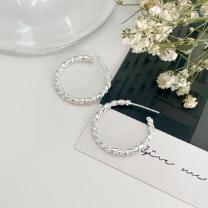 Minimalist S925 sterling silver twisted hoop earrings with polished rope texture finish