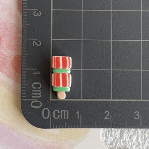 Mini accessoire en résine de 2,5 cm sur tapis gradué pour création de bijoux DIY