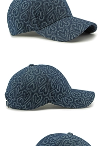 Détails d'une casquette en jean avec motifs de cœurs jacquard et boucle métallique réglable