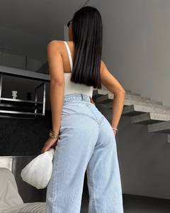 Vue arrière du jean évasé taille haute bleu clair avec une esthétique minimaliste