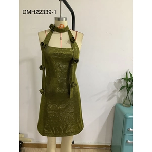 Détail de mini robe à paillettes vertes avec décoration florale 3D faite à la main